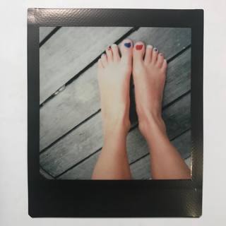 Taylor Swift feet photo thumbnail