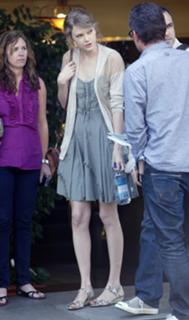 Taylor Swift feet photo thumbnail