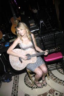 Taylor Swift feet photo thumbnail