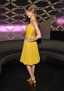 Taylor Swift feet photo thumbnail