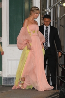 Taylor Swift feet photo thumbnail