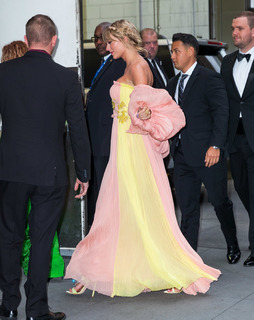 Taylor Swift feet photo thumbnail