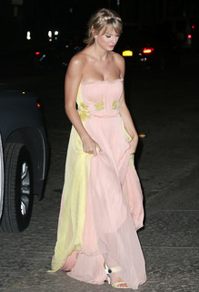 Taylor Swift feet photo thumbnail