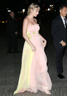 Taylor Swift feet photo thumbnail