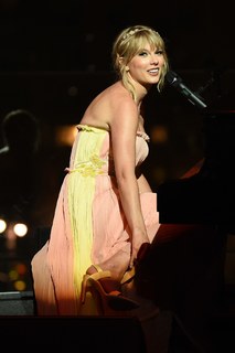 Taylor Swift feet photo thumbnail