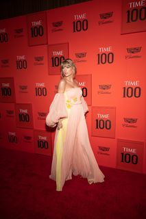 Taylor Swift feet photo thumbnail