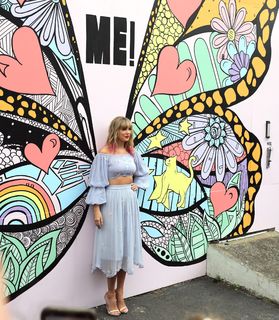 Taylor Swift feet photo thumbnail