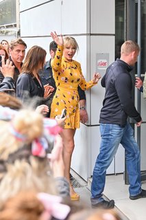 Taylor Swift feet photo thumbnail