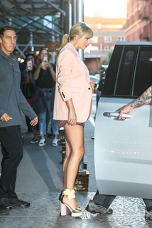 Taylor Swift feet photo thumbnail