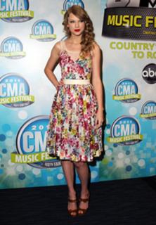 Taylor Swift feet photo thumbnail