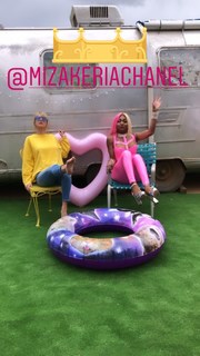 Taylor Swift feet photo thumbnail