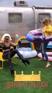 Taylor Swift feet photo thumbnail