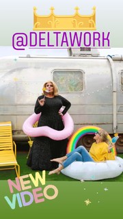 Taylor Swift feet photo thumbnail