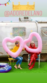 Taylor Swift feet photo thumbnail