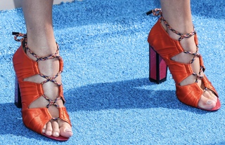 Taylor Swift feet photo thumbnail