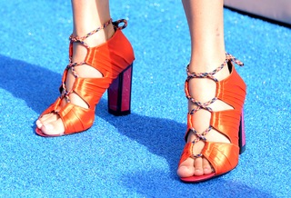 Taylor Swift feet photo thumbnail