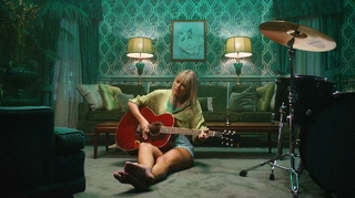 Taylor Swift feet photo thumbnail