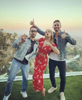 Taylor Swift feet photo thumbnail