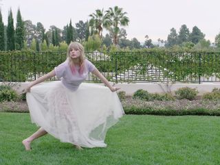 Taylor Swift feet photo thumbnail