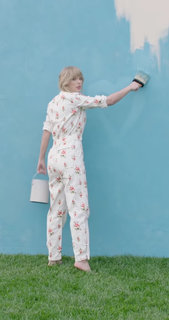 Taylor Swift feet photo thumbnail