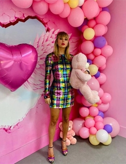 Taylor Swift feet photo thumbnail