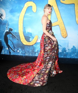 Taylor Swift feet photo thumbnail
