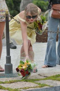 Taylor Swift feet photo thumbnail