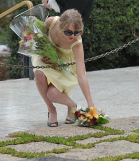 Taylor Swift feet photo thumbnail