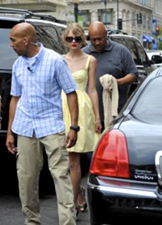 Taylor Swift feet photo thumbnail