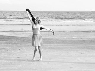 Taylor Swift feet photo thumbnail