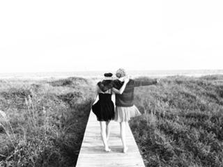 Taylor Swift feet photo thumbnail