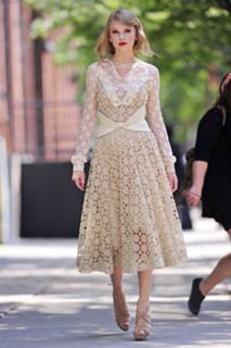 Taylor Swift feet photo thumbnail