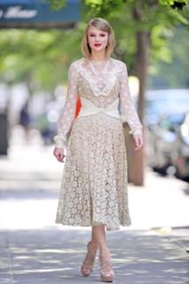 Taylor Swift feet photo thumbnail