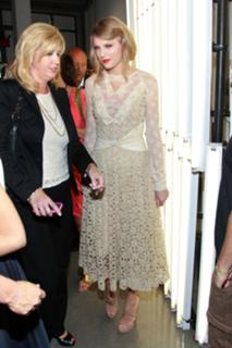 Taylor Swift feet photo thumbnail