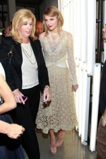 Taylor Swift feet photo thumbnail
