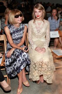 Taylor Swift feet photo thumbnail