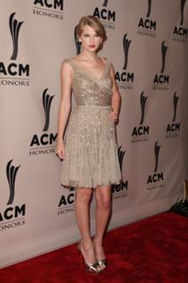 Taylor Swift feet photo thumbnail