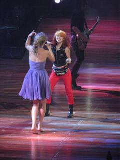 Taylor Swift feet photo thumbnail