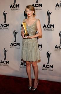 Taylor Swift feet photo thumbnail