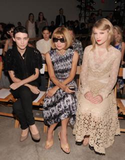 Taylor Swift feet photo thumbnail
