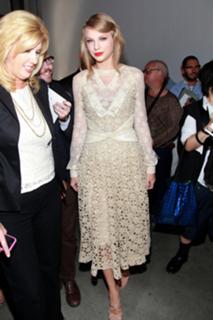 Taylor Swift feet photo thumbnail