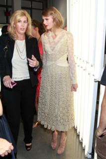 Taylor Swift feet photo thumbnail