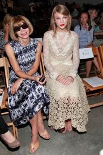 Taylor Swift feet photo thumbnail