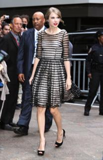 Taylor Swift feet photo thumbnail