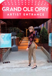 Taylor Swift feet photo thumbnail