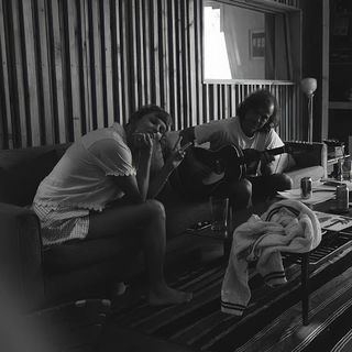 Taylor Swift feet photo thumbnail
