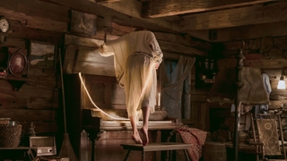 Taylor Swift feet photo thumbnail
