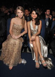Taylor Swift feet photo thumbnail