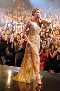 Taylor Swift feet photo thumbnail