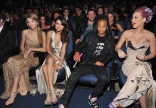 Taylor Swift feet photo thumbnail